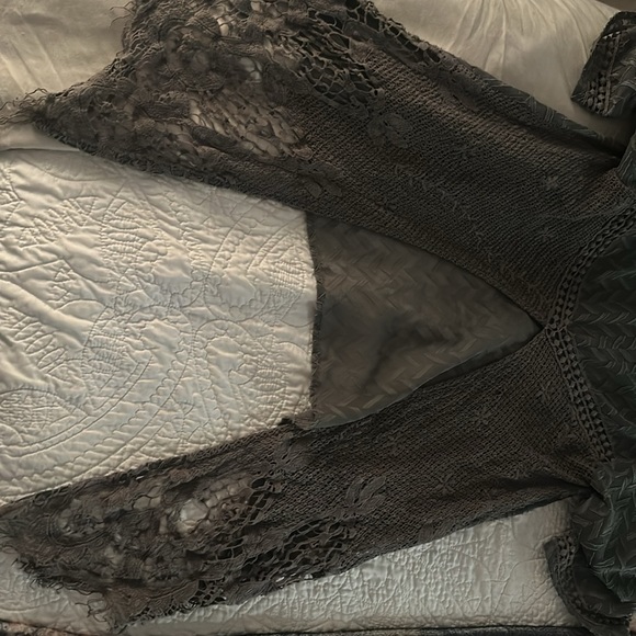 Buckle top. - Picture 2 of 4